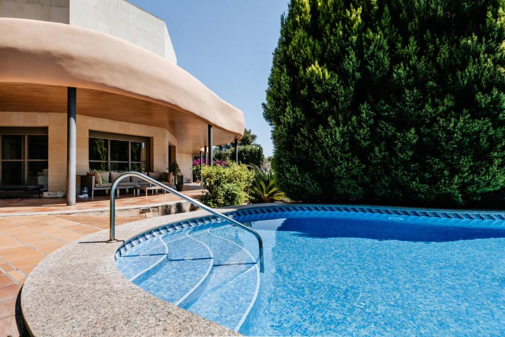 Campo OlivarLushville - Luxurious Villa with Pool in Valencia的房屋前的游泳池