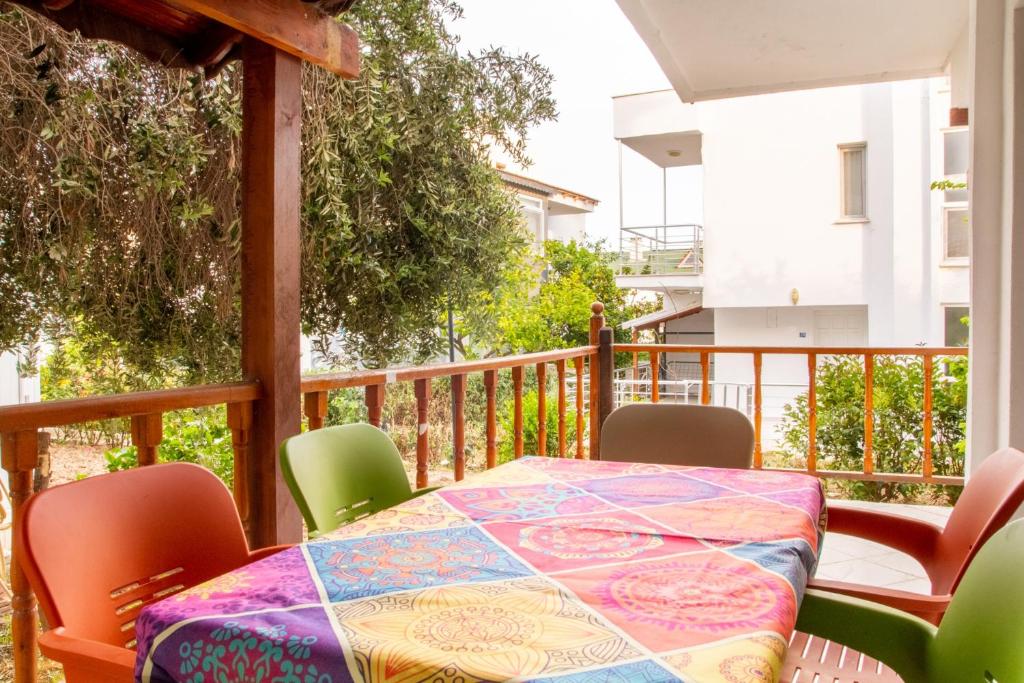 伊兹密尔Flat with Large Balcony in Izmir的阳台配有桌椅、桌子和椅子
