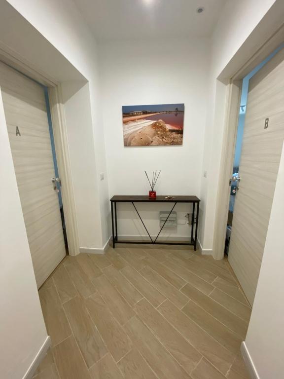 玛格丽塔萨沃亚G’S HOME的走廊设有两扇门和一张桌子