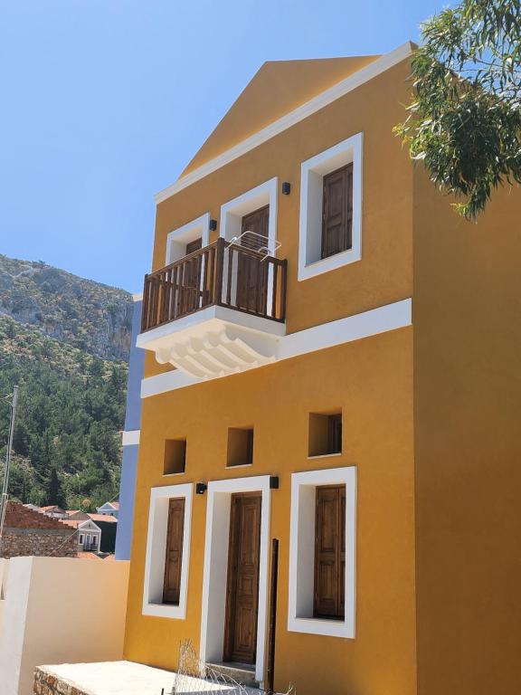 迈伊斯蒂Kastello的山丘上带阳台的黄色房子