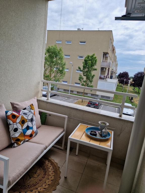 赛斯韦泰Apartment Rose的阳台配有沙发、桌子和窗户。