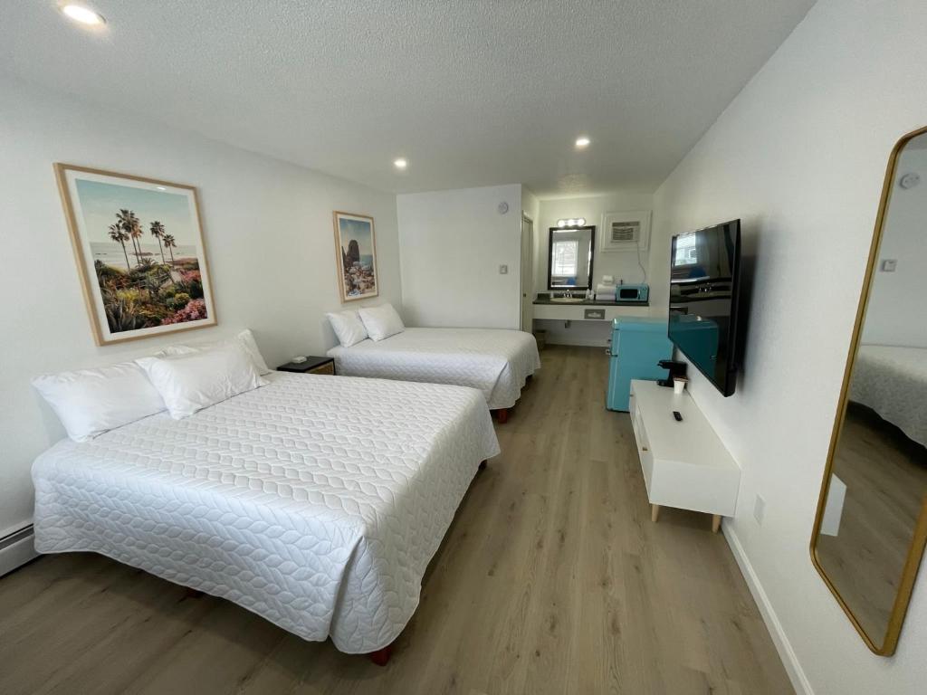 Lake CityPoolside Double Rooms的酒店客房设有两张床和一台平面电视。