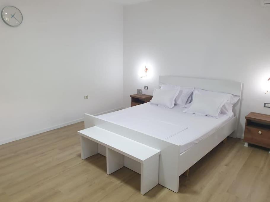 斯库台Center Lake House的白色的卧室配有白色的床和一张桌子