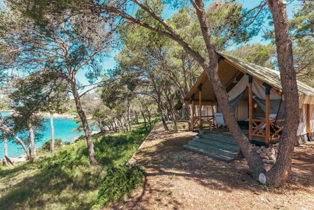 希贝尼克Obonjan Island Resort的享有水景的小屋