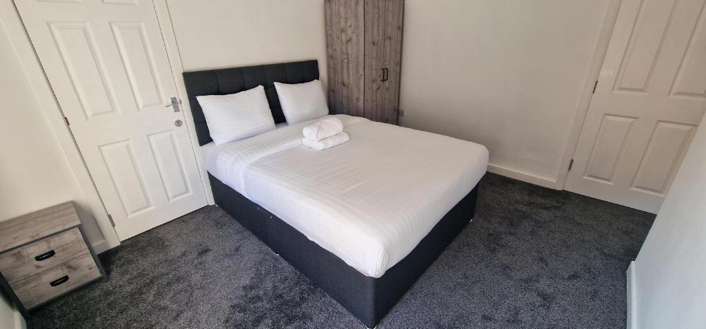 巴恩斯利APARTMENT IN CENTRAL BARNSLEY的一间小卧室,配有一张带白色毯子的床
