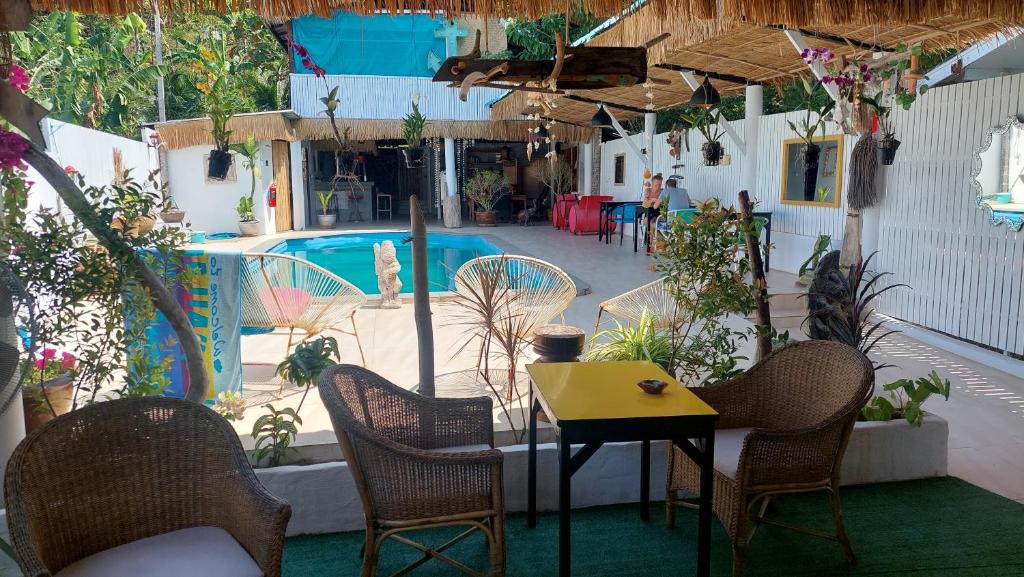 拉威海滩Baan sikhao Yanui的一个带桌椅的庭院和一个游泳池