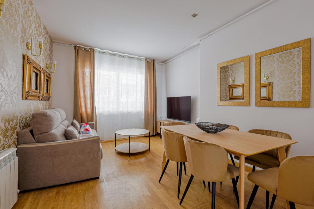 巴塞罗那阿尔卡姆金色公寓的客厅配有桌子和沙发