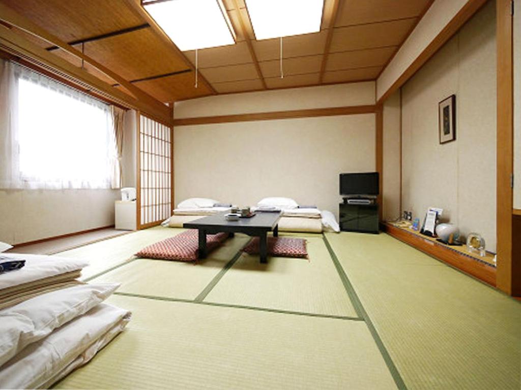 福井Hotel Fukui Castle - Vacation STAY 58709v的一间房间中间设有一张桌子