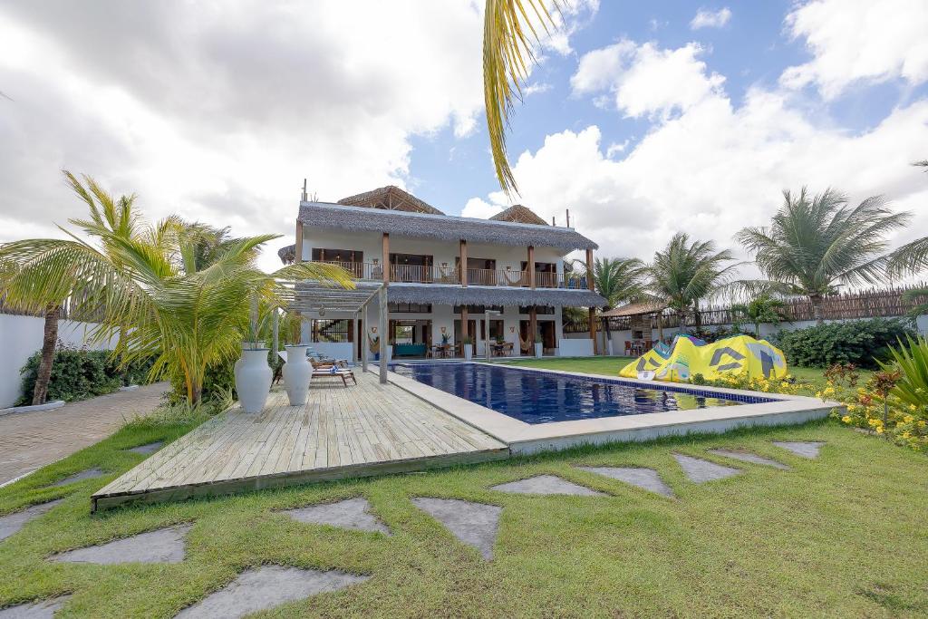 普雷亚Villa Binn by Kabana的一座房子前面设有游泳池