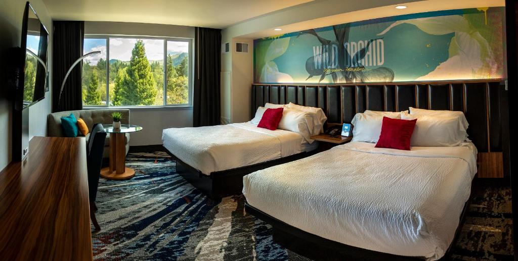 坎宁维尔七羽赌场度假村的酒店客房设有两张床和大窗户。