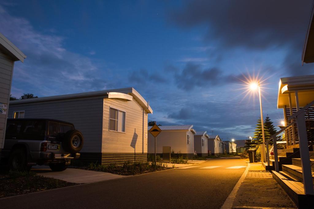 StocktonNRMA Stockton Beach Holiday Park的街道上一排有街灯的房屋