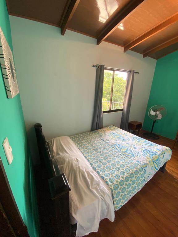 ArbolitoTabaco Lodge #1 a solo 5 mins de Playa Carrillo的一间带床的卧室,位于带窗户的房间内