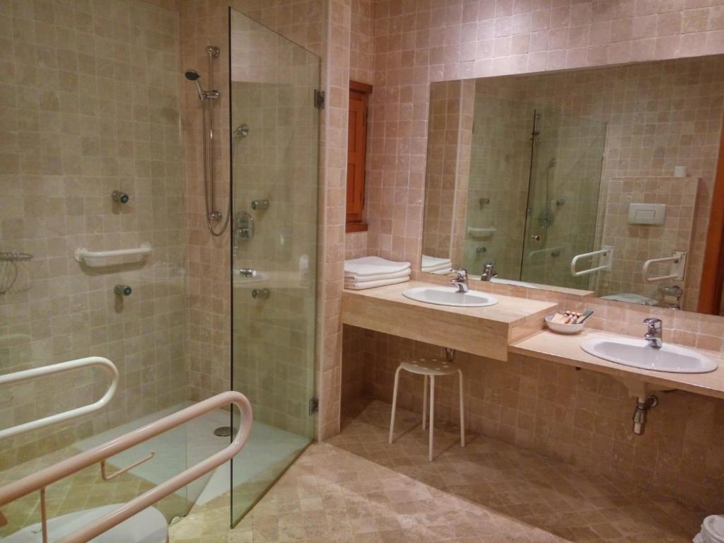 霍约斯德尔埃斯皮诺米兰皇家酒店的一间带两个盥洗盆和淋浴的浴室