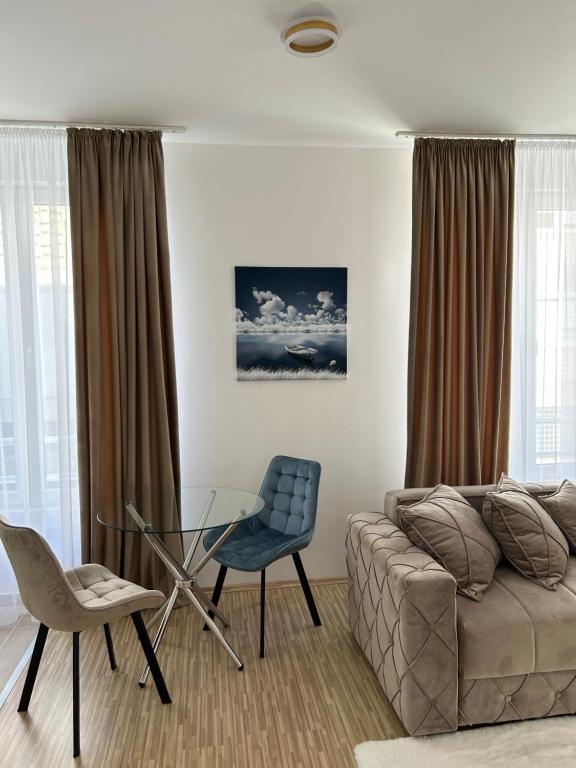 克拉多沃BB Apartment的带沙发和玻璃桌的客厅
