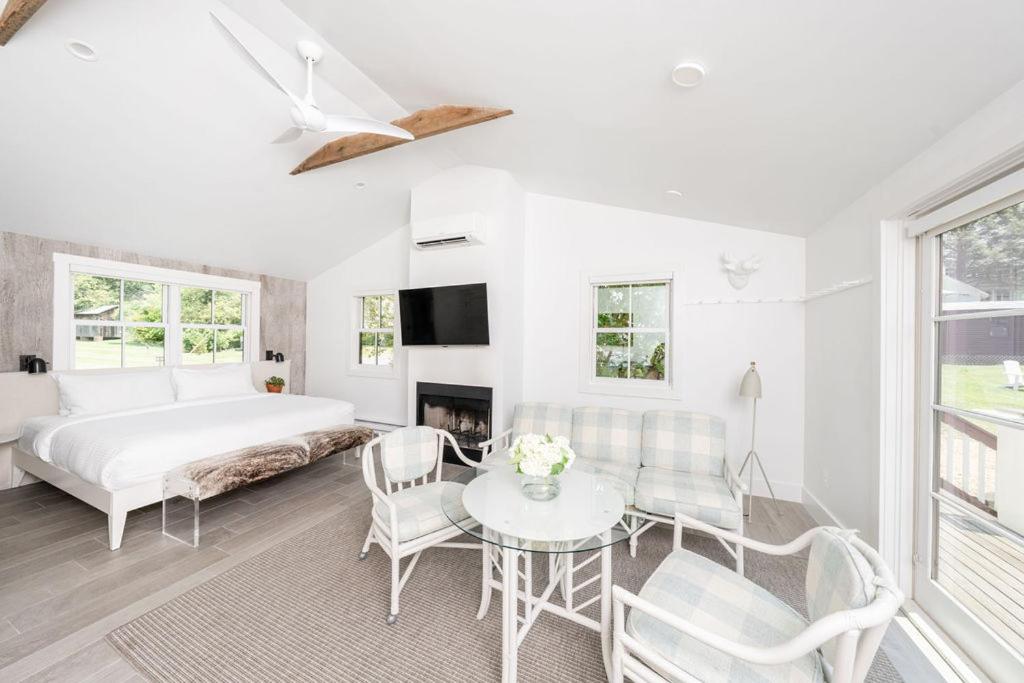 Washington, Virginia白色穆斯酒店的白色卧室配有床和桌椅