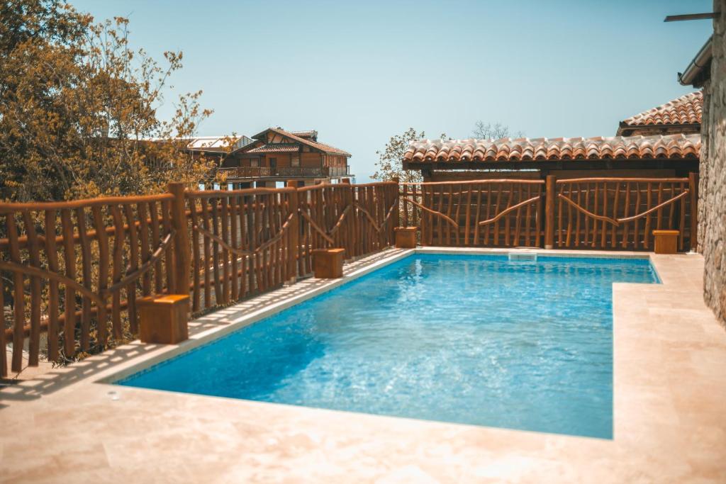 布德瓦Resort & Villas Carević的木质围栏前的游泳池