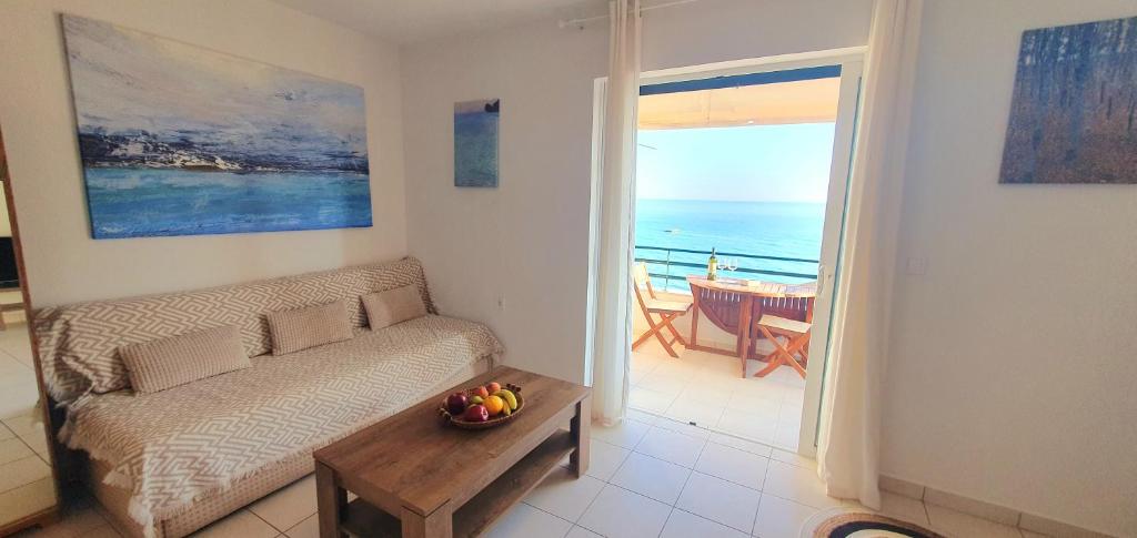 格利法达Glyfada Beach House的带沙发的客厅,享有海景