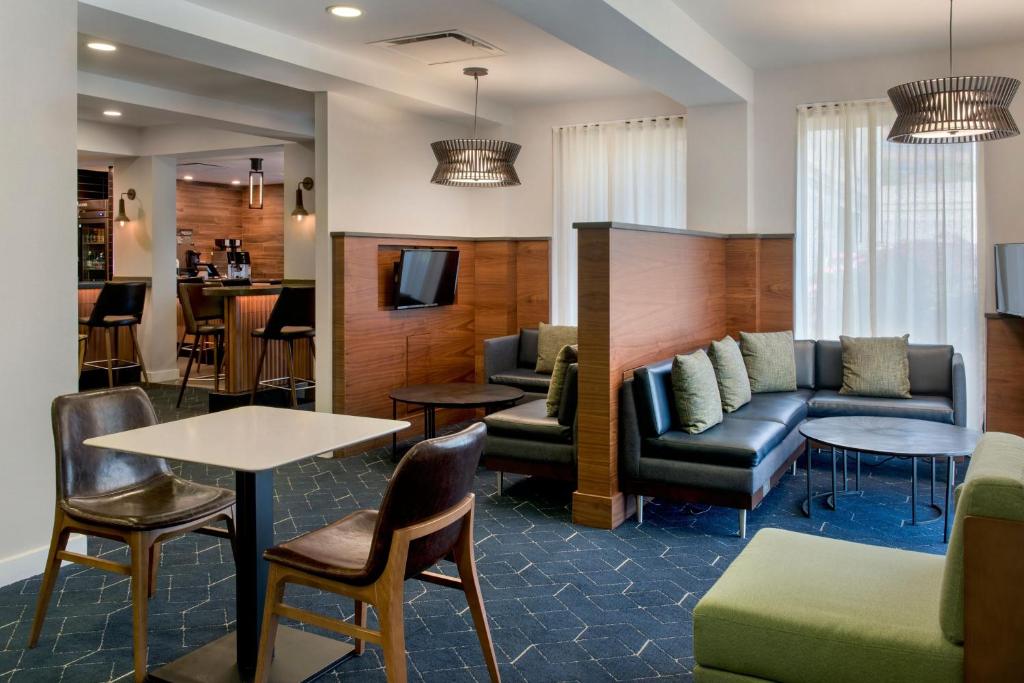 普利茅斯会议费城普利茅斯米庭万怡酒店的客厅配有沙发和桌子
