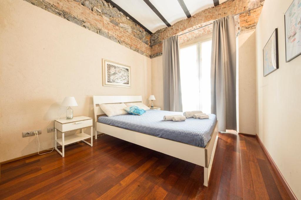 热那亚Loft Galata的一间卧室设有一张床和一个窗口