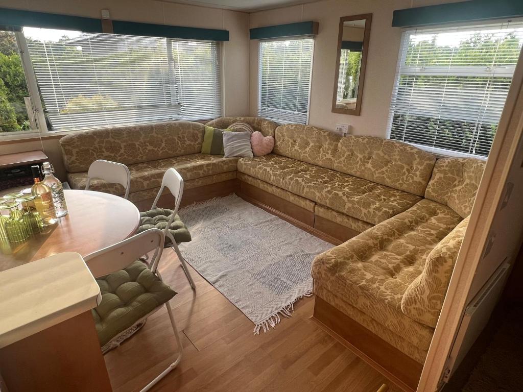 梅尔诺Mandala Mielno Camping的客厅配有沙发和桌子