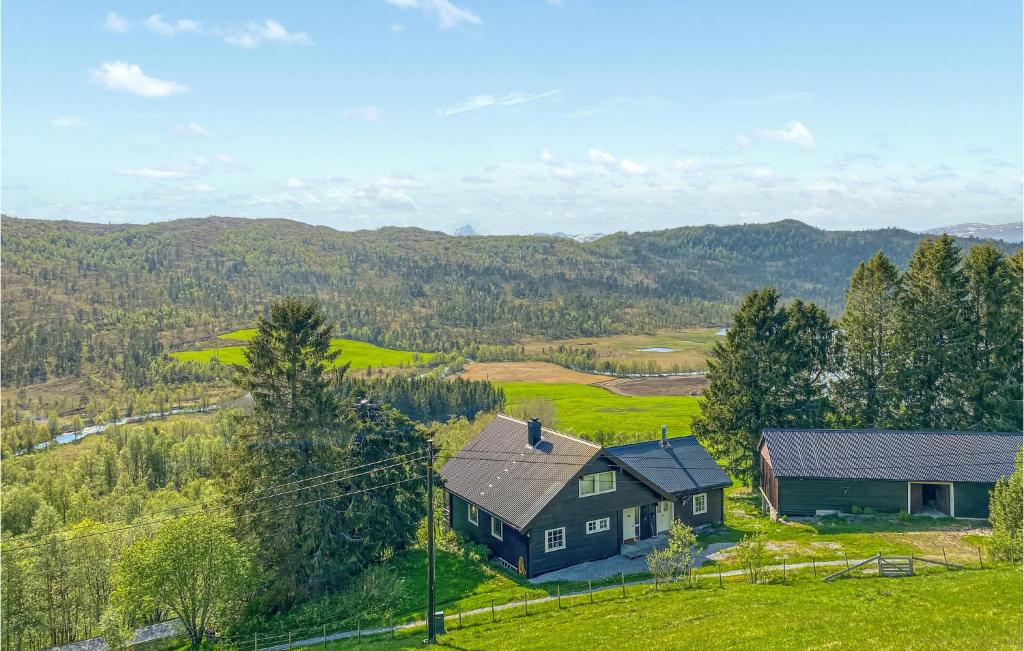 弗勒Beautiful Home In Førde With House Sea View的山丘上房屋的空中景致