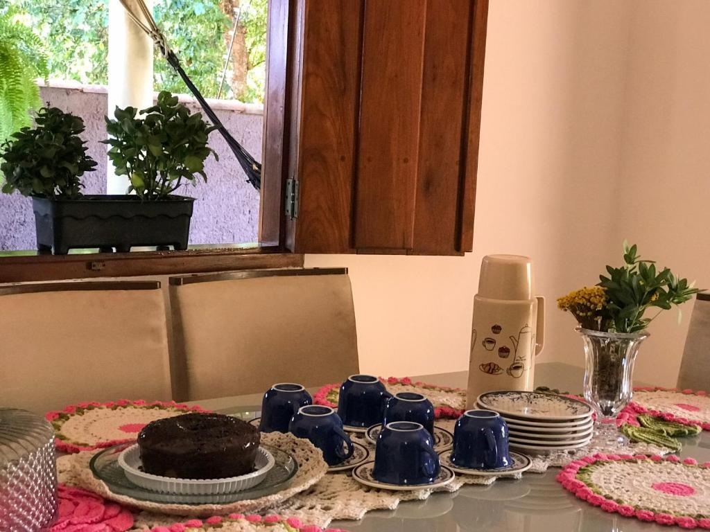 皮雷诺波利斯Casa Cantinho Do Sossego Piri的一张桌子,上面有巧克力蛋糕