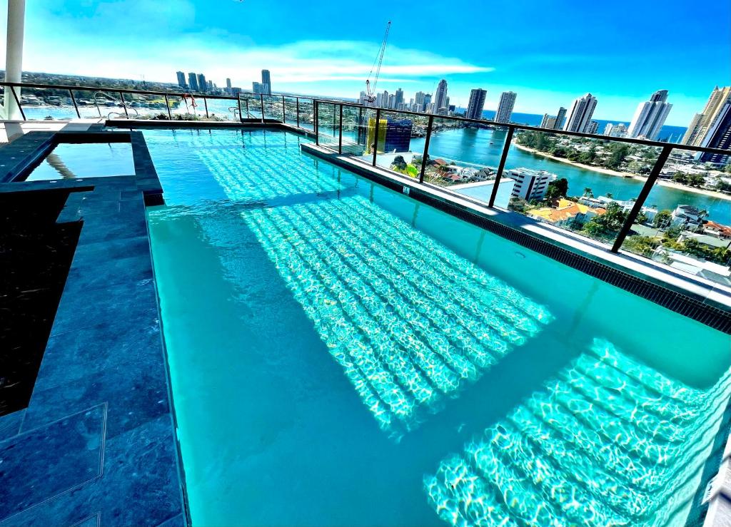 黄金海岸Ollies Place的一座城市天际线建筑屋顶上的游泳池