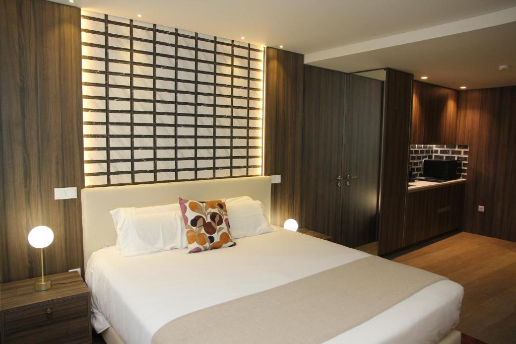 波尔图BrandApartments的卧室设有一张白色大床和一扇窗户。