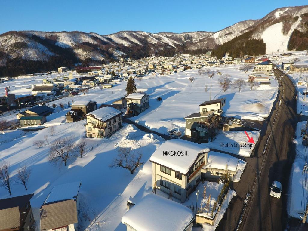 野沢NIKONOS III的雪中小镇的空中景色