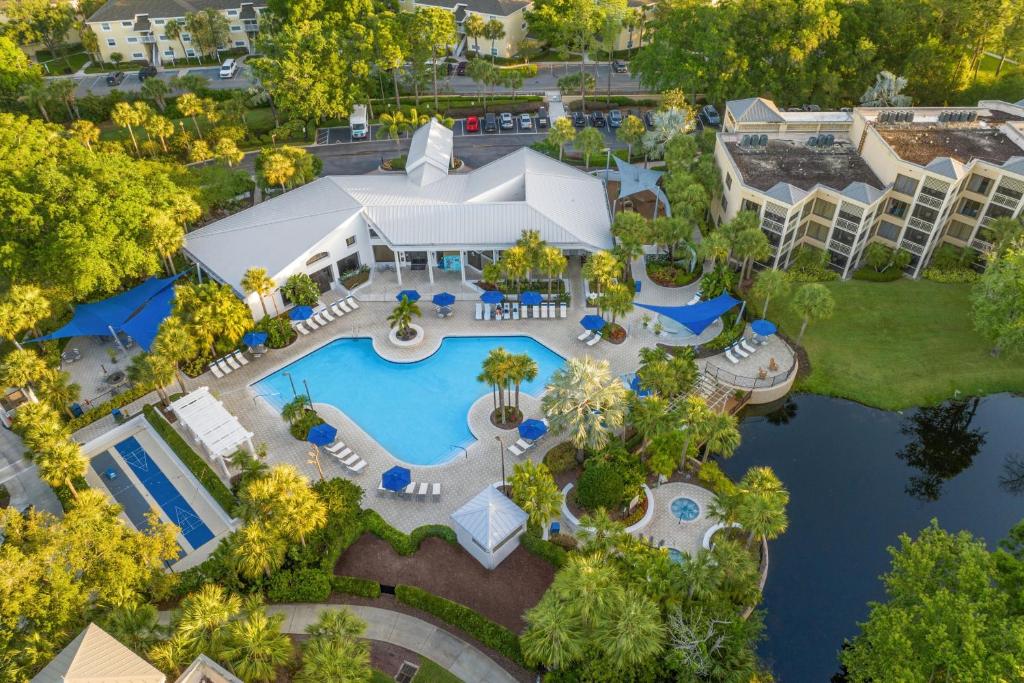 奥兰多皇家棕榈树万豪酒店的享有度假村游泳池的空中景致