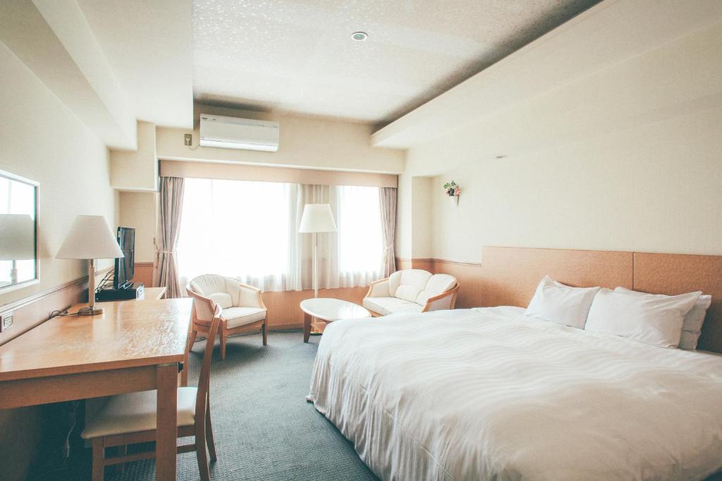 金泽金泽国际酒店的配有一张床和一张书桌的酒店客房