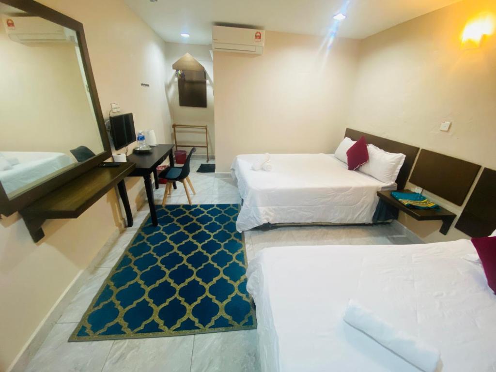 瓜埠珍珠汽车旅馆的酒店客房配有两张床和一张书桌