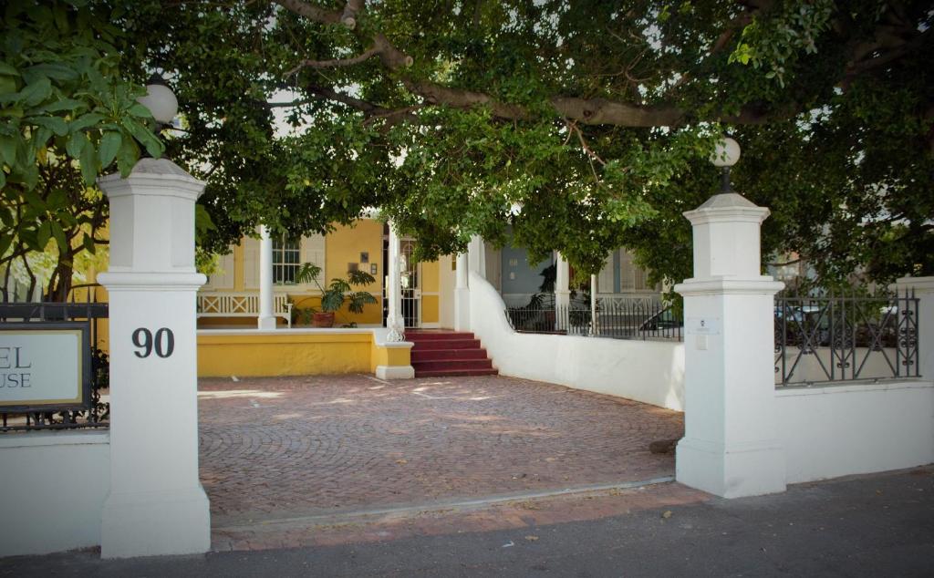开普敦廷塔哲旅馆的前面有两根白色柱子的房子