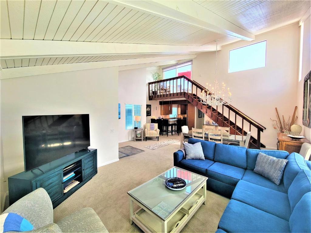 圣地亚哥Luv Oceanside-1 House to Beach的客厅设有蓝色的沙发和壁炉