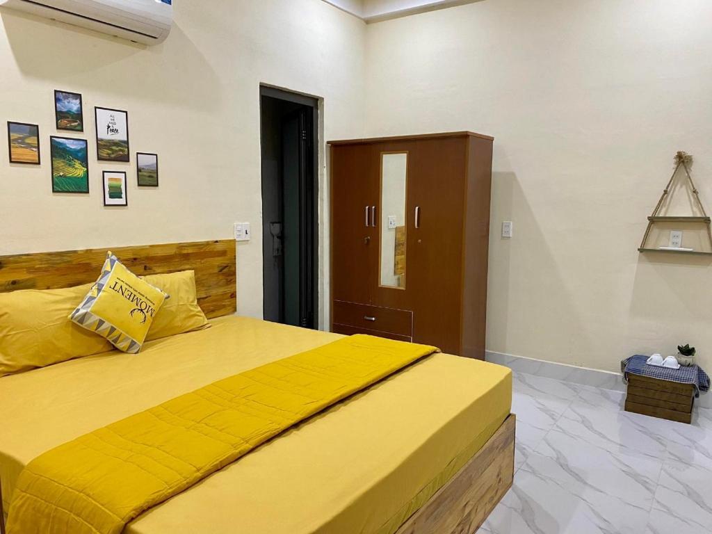 洞海Nhật Lệ Oyster House的一间卧室,卧室内设有一张黄色的大床