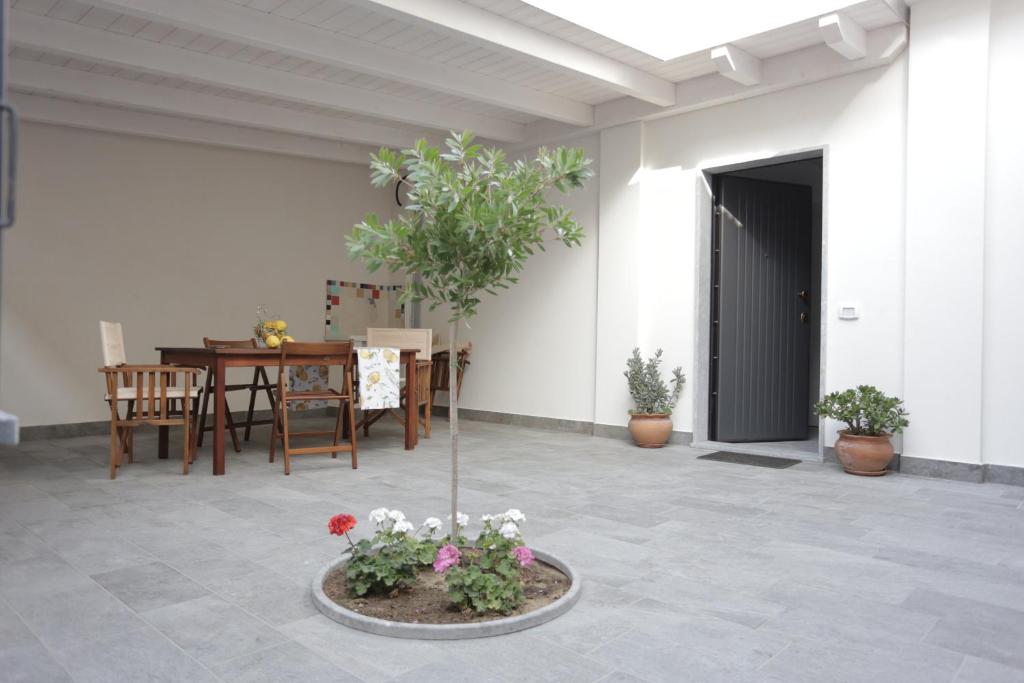 博瓦利诺马里纳La Suite del Borgo的一个带桌子和盆栽的庭院