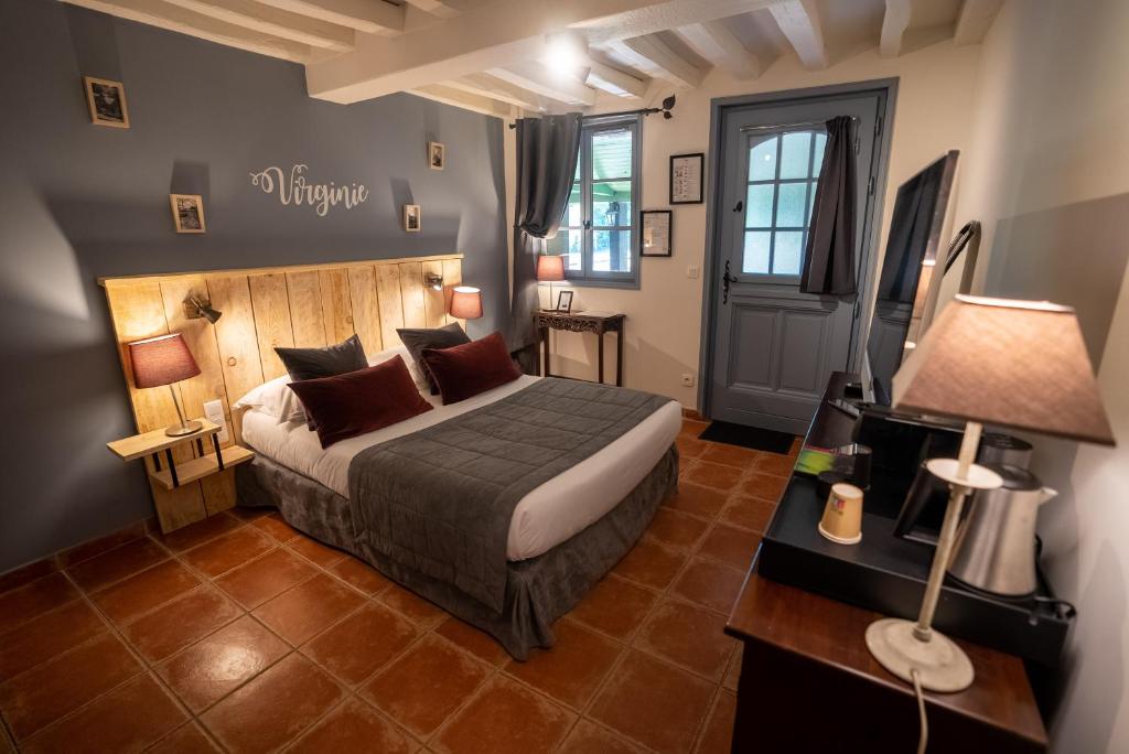蓬莱韦克喆法斯庄园酒店的一间卧室配有一张床和一张带台灯的桌子