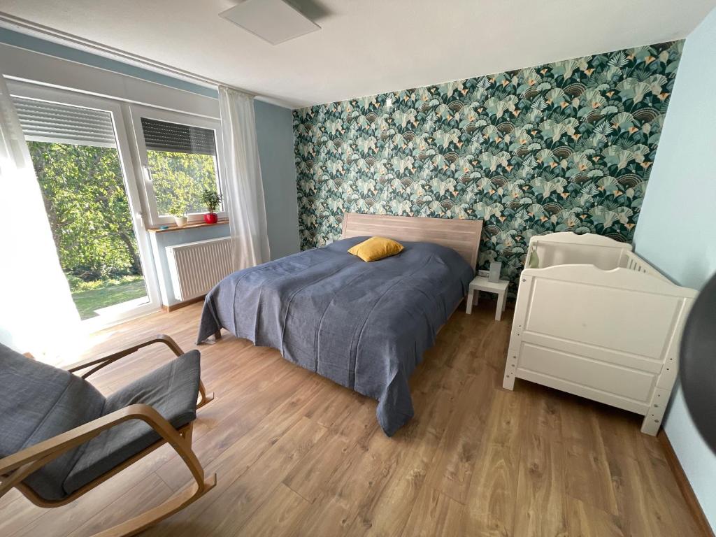 卡佩尔罗德克s`Lähmes auf der Schwend的卧室配有床、椅子和窗户。