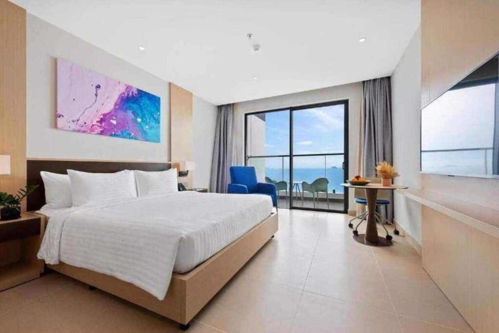 Cam LâmSpring Home的一间卧室设有一张大床和一个大窗户