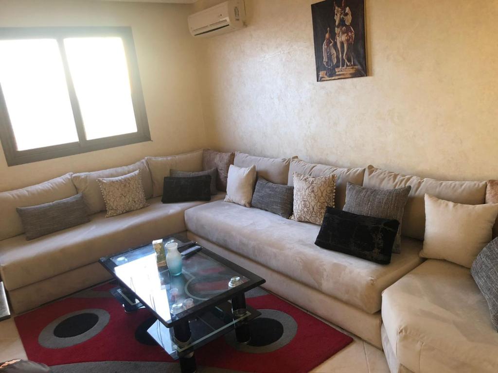 马拉喀什appartement a Marrakech的客厅配有沙发和桌子