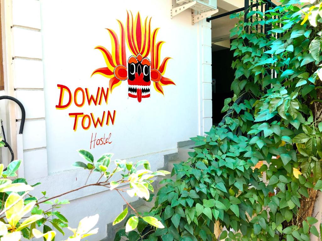 埃拉Downtown Hostel Ella的城里建筑物上的标志