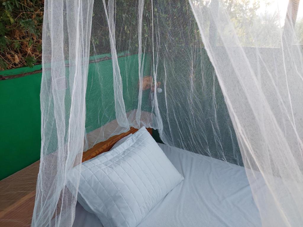 基萨莫斯Tree house nikiforos的床上配有蚊帐