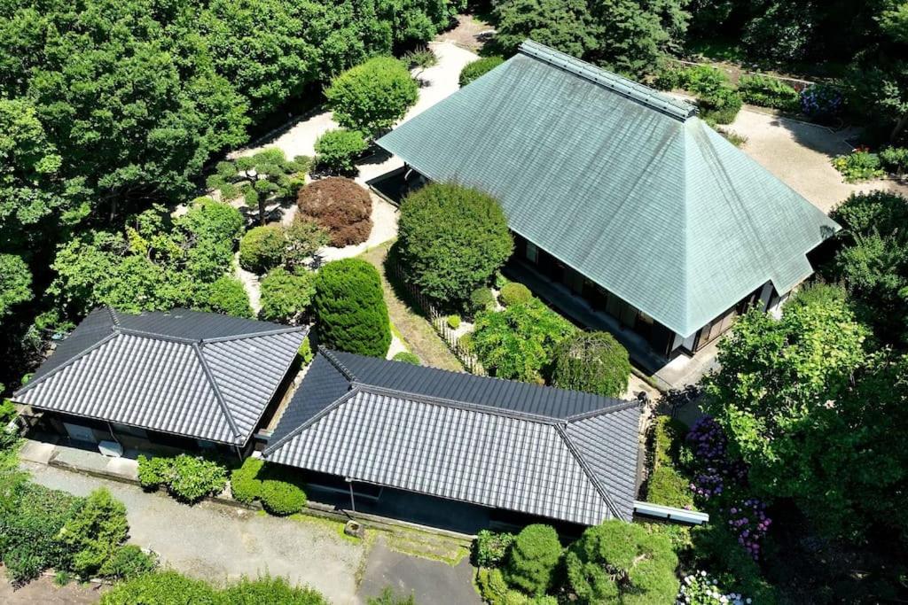 镰仓市甘糟屋敷 Amakasu Yashiki KAMAKURA的两顶屋顶房屋的顶部景观