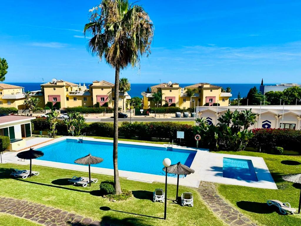 马贝拉CABOPINO, Las Mimosas的一座别墅,设有游泳池和棕榈树