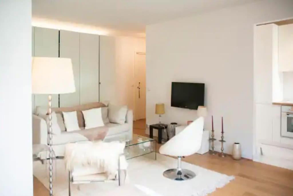 塞纳河畔讷伊Logement entier : appartement • Chez Cecile的客厅配有白色沙发和电视