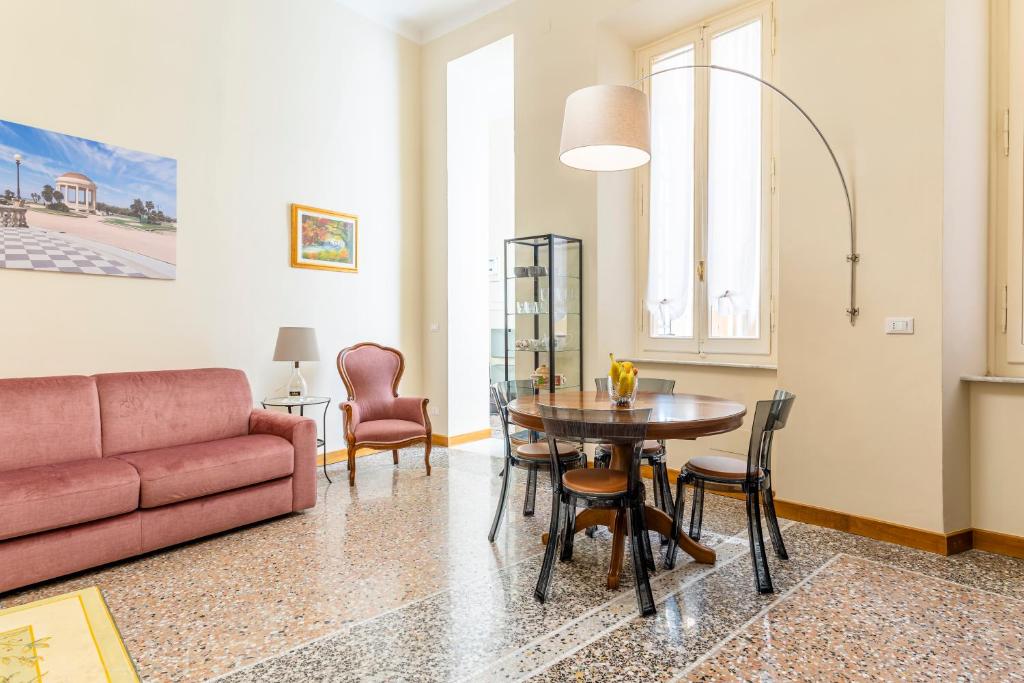 利沃诺Livorno Central Flat-2 min walk the Cathedral!的客厅配有沙发和桌椅