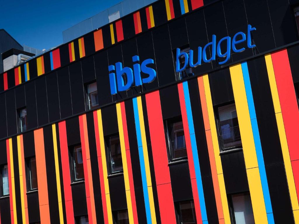 毕尔巴鄂Ibis Budget Bilbao City的色彩鲜艳的建筑,上面有宜必思经济标志