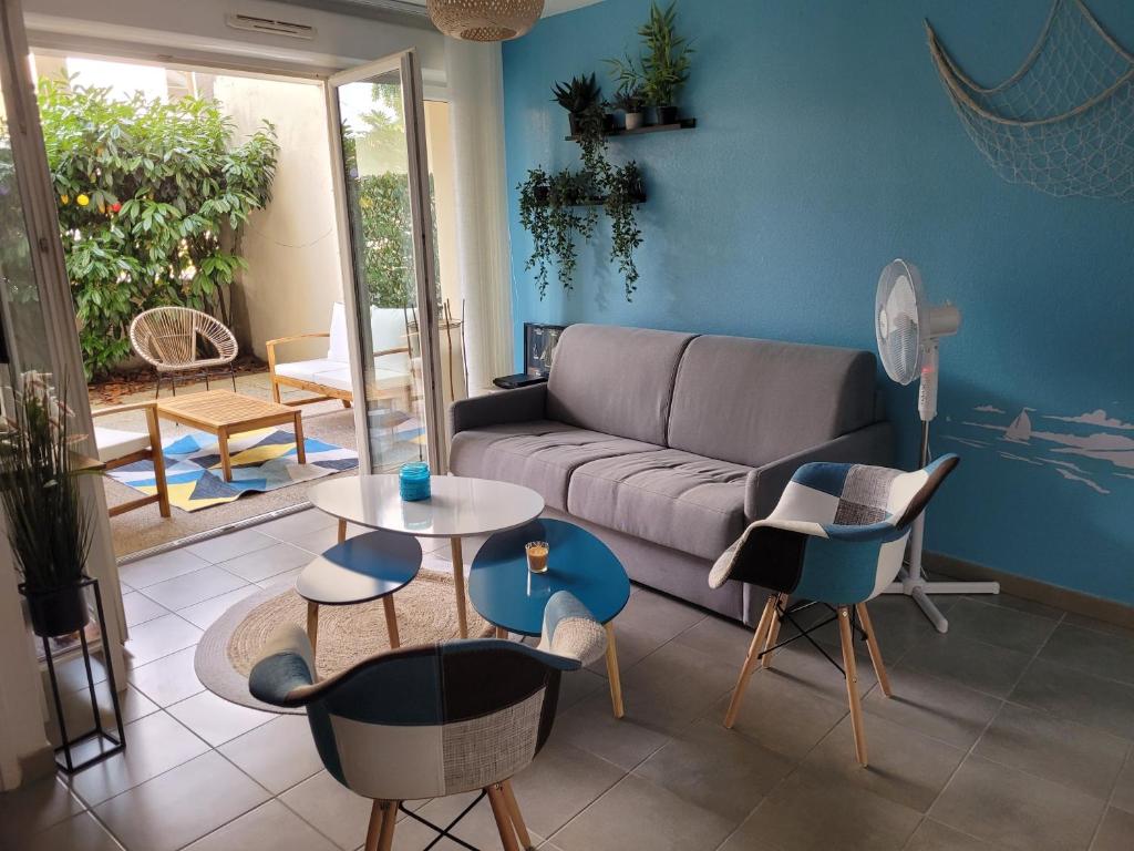 拉特斯特德布赫Appartement Centre de La Teste的客厅配有沙发和桌椅