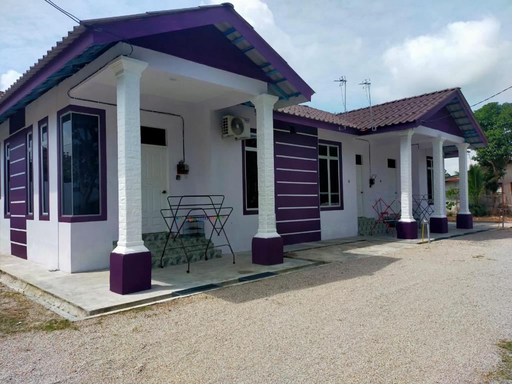 Pasir MasWK HOMESTAY PASIR MAS的紫色屋顶的小房子