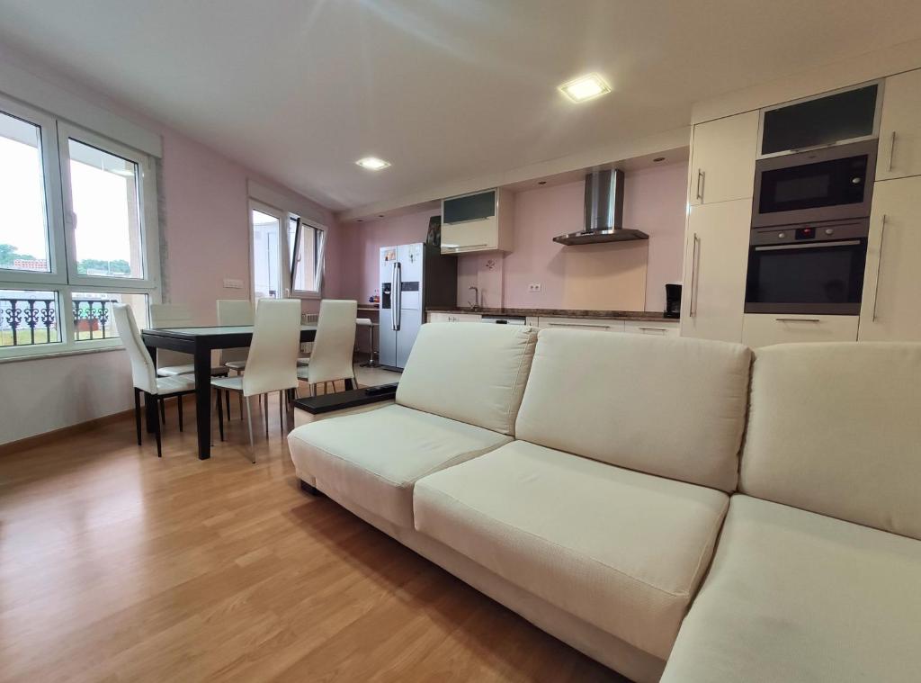 萨里亚Casa-Nova 2的客厅配有白色的沙发和桌子